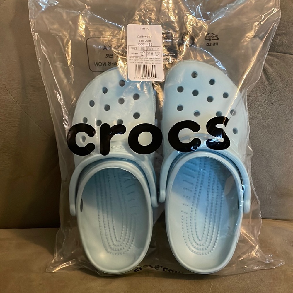 Crocs Women’s 7 / Men’s 5